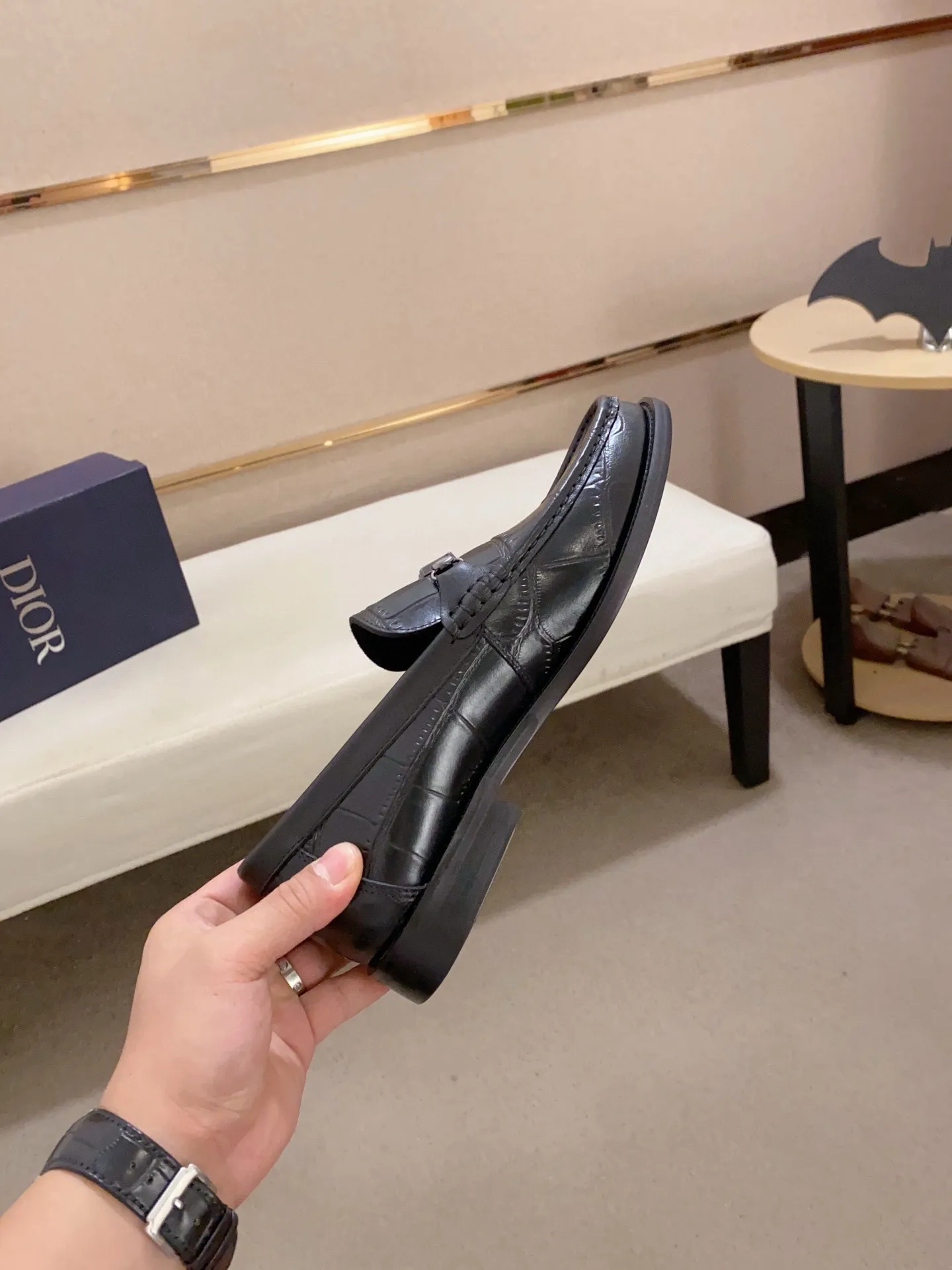 Men's shoes 💰: 560💰 High-end version of Dior Dior's new series. Famous actors and internet celebrities wear super popular designs. The sculptures of French artist Niki de Saint Phalle are designed as rings. Material: Imported original material ➕Painted cowhide Foot pads: cowhide Outsole: Rubber outsole Men's shoe size: 38~44 Can be customized to size 45